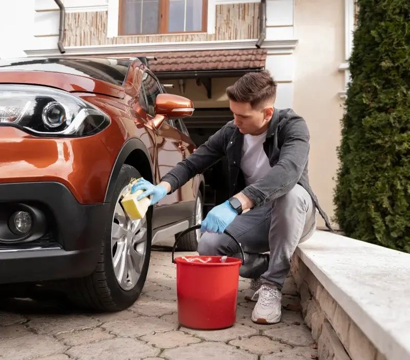Lavage auto à domicile Prugny : professionnel intervenant sur un véhicule